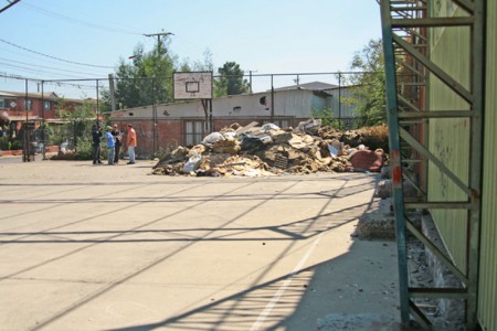 Cancha abandonada, La foresta, a una cuadra del establecimiento educacional.